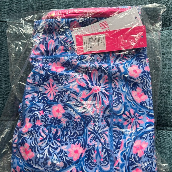 Lilly Pulitzer Pants - Lilly Pulitzer Weekender High Rise Short in Taking It Easy Size L